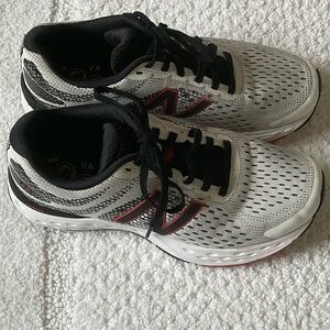 New Balance Men's White and Black Athletic Shoes